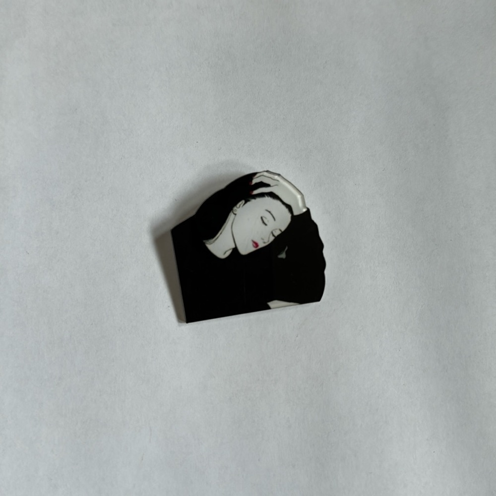 Fashion pin - free with a purchase of an item